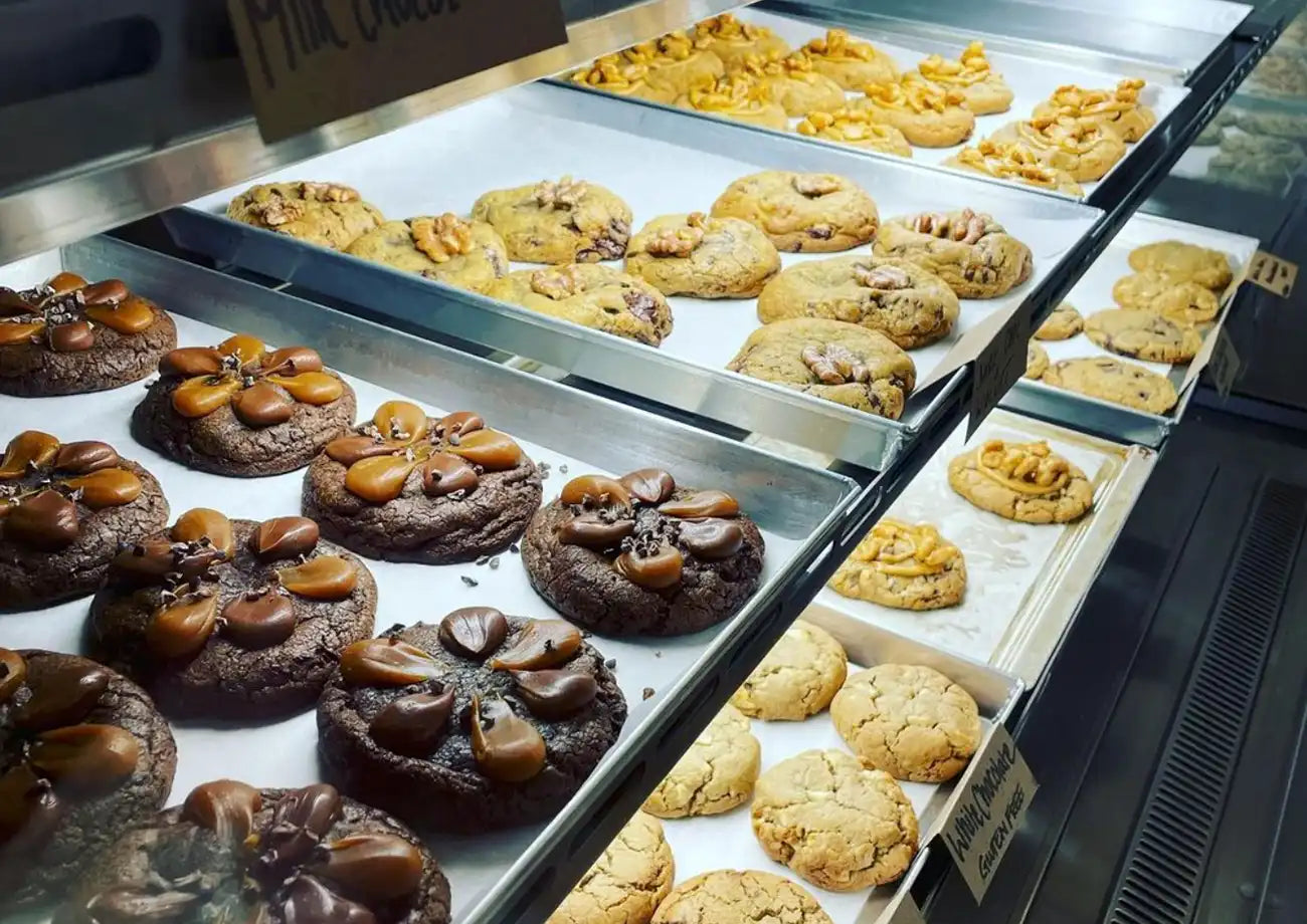 Several trays with different types of Spongecookies