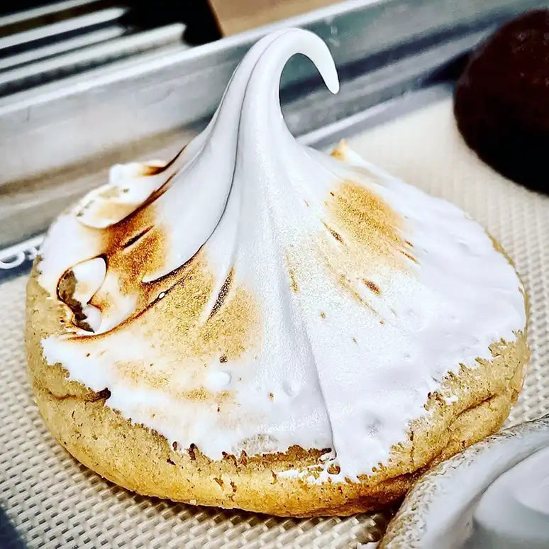 Spongecookie with burnt meringue on top